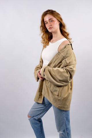 90s Hemdjacke made in Italy aus echtem Veloursleder in sandigem Beige – Größe XL und unisex tragbar