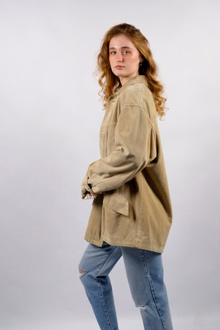 90s Hemdjacke made in Italy aus echtem Veloursleder in sandigem Beige – Größe XL und unisex tragbar