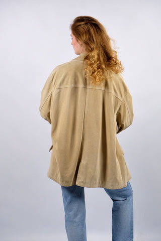 90s Hemdjacke made in Italy aus echtem Veloursleder in sandigem Beige – Größe XL und unisex tragbar