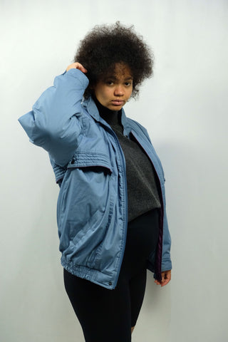 Dicke, wattierte 80s/90s Mercedes Benz Bomberjacke in Hellblau mit Schriftzug-Stickerei, Eingrifftaschen und abnehmbaren Ärmeln (somit auch als Weste tragbar) – unisex: für Herren empfehlen wir die Jacke einer heutigen L bis XL, für Damen einer XL bis XXL (ausschließlich für große Körpergrößen geeignet)