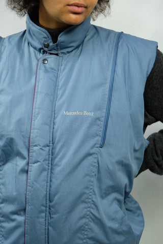 Dicke, wattierte 80s/90s Mercedes Benz Bomberjacke in Hellblau mit Schriftzug-Stickerei, Eingrifftaschen und abnehmbaren Ärmeln (somit auch als Weste tragbar) – unisex: für Herren empfehlen wir die Jacke einer heutigen L bis XL, für Damen einer XL bis XXL (ausschließlich für große Körpergrößen geeignet)