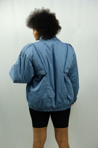 Dicke, wattierte 80s/90s Mercedes Benz Bomberjacke in Hellblau mit Schriftzug-Stickerei, Eingrifftaschen und abnehmbaren Ärmeln (somit auch als Weste tragbar) – unisex: für Herren empfehlen wir die Jacke einer heutigen L bis XL, für Damen einer XL bis XXL (ausschließlich für große Körpergrößen geeignet)