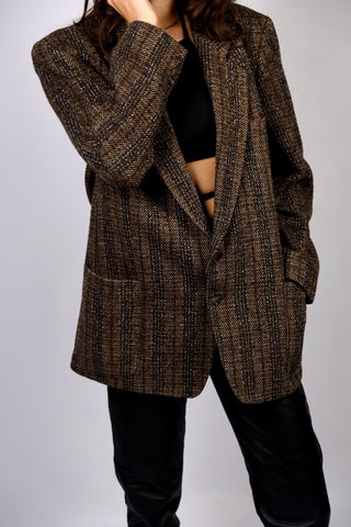 Klassischer 80s/90s Blazer aus reiner Schurwolle mit Taschen und meliertem Karo-/Streifenmuster in Dunkelbraun und Dunkelgrau – unisex tragbar: entspricht ca. einer Herren-M, für Damen empfehlen wir den Blazer einer L bis XL – ein absolutes Highlight