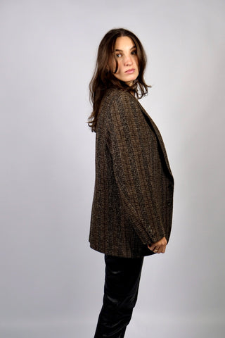 Klassischer 80s/90s Blazer aus reiner Schurwolle mit Taschen und meliertem Karo-/Streifenmuster in Dunkelbraun und Dunkelgrau – unisex tragbar: entspricht ca. einer Herren-M, für Damen empfehlen wir den Blazer einer L bis XL – ein absolutes Highlight