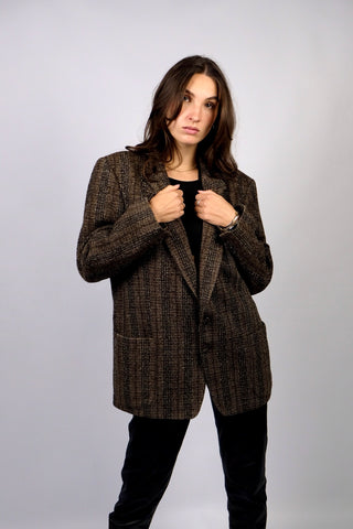 Klassischer 80s/90s Blazer aus reiner Schurwolle mit Taschen und meliertem Karo-/Streifenmuster in Dunkelbraun und Dunkelgrau – unisex tragbar: entspricht ca. einer Herren-M, für Damen empfehlen wir den Blazer einer L bis XL – ein absolutes Highlight