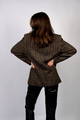 Klassischer 80s/90s Blazer aus reiner Schurwolle mit Taschen und meliertem Karo-/Streifenmuster in Dunkelbraun und Dunkelgrau – unisex tragbar: entspricht ca. einer Herren-M, für Damen empfehlen wir den Blazer einer L bis XL – ein absolutes Highlight