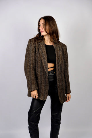 Klassischer 80s/90s Blazer aus reiner Schurwolle mit Taschen und meliertem Karo-/Streifenmuster in Dunkelbraun und Dunkelgrau – unisex tragbar: entspricht ca. einer Herren-M, für Damen empfehlen wir den Blazer einer L bis XL – ein absolutes Highlight