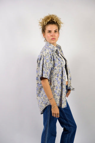 90s Jeanshemd aus reiner Baumwolle mit pastelligem Blumen Print in Creme/Beige, Grau- und Fliederblautönen – unisex tragbar: Herren M, Damen M/L oder oversized an kleineren Größen – ein absolutes Highlight