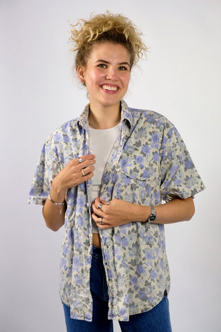 90s Jeanshemd aus reiner Baumwolle mit pastelligem Blumen Print in Creme/Beige, Grau- und Fliederblautönen – unisex tragbar: Herren M, Damen M/L oder oversized an kleineren Größen – ein absolutes Highlight