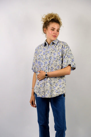 90s Jeanshemd aus reiner Baumwolle mit pastelligem Blumen Print in Creme/Beige, Grau- und Fliederblautönen – unisex tragbar: Herren M, Damen M/L oder oversized an kleineren Größen – ein absolutes Highlight