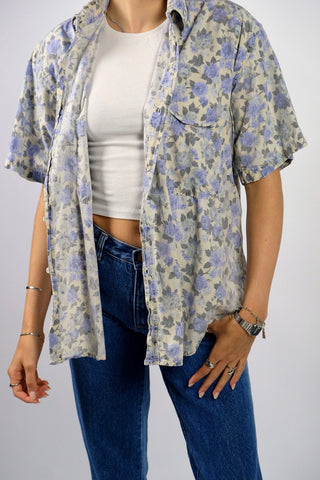 90s Jeanshemd aus reiner Baumwolle mit pastelligem Blumen Print in Creme/Beige, Grau- und Fliederblautönen – unisex tragbar: Herren M, Damen M/L oder oversized an kleineren Größen – ein absolutes Highlight