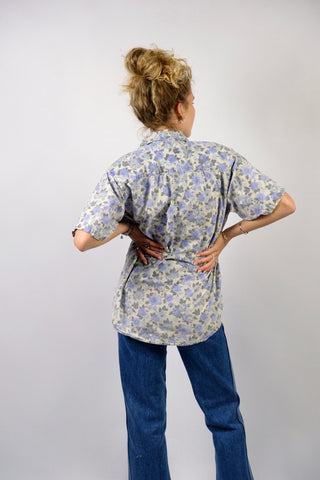 90s Jeanshemd aus reiner Baumwolle mit pastelligem Blumen Print in Creme/Beige, Grau- und Fliederblautönen – unisex tragbar: Herren M, Damen M/L oder oversized an kleineren Größen – ein absolutes Highlight