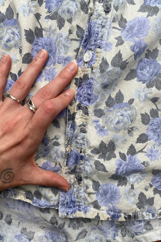 90s Jeanshemd aus reiner Baumwolle mit pastelligem Blumen Print in Creme/Beige, Grau- und Fliederblautönen – unisex tragbar: Herren M, Damen M/L oder oversized an kleineren Größen – ein absolutes Highlight