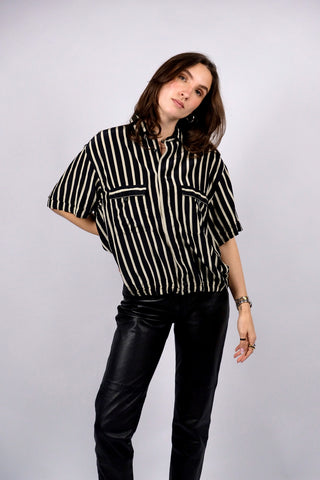 Schwarz und Beige gestreiftes 90s Hemd made in Italy aus reiner Seide – toller Bomberschnitt mit Gummizug am Saum – entspricht ca. einer heutigen M/L, ist unisex tragbar und eignet sich auch für oversized Looks – ein absolutes Highlight