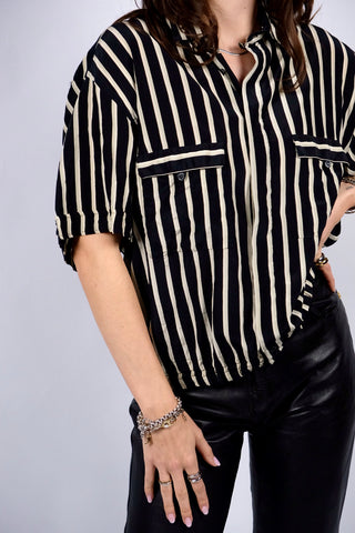 Schwarz und Beige gestreiftes 90s Hemd made in Italy aus reiner Seide – toller Bomberschnitt mit Gummizug am Saum – entspricht ca. einer heutigen M/L, ist unisex tragbar und eignet sich auch für oversized Looks – ein absolutes Highlight