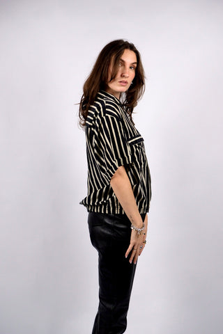 Schwarz und Beige gestreiftes 90s Hemd made in Italy aus reiner Seide – toller Bomberschnitt mit Gummizug am Saum – entspricht ca. einer heutigen M/L, ist unisex tragbar und eignet sich auch für oversized Looks – ein absolutes Highlight