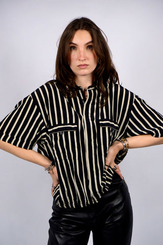 Schwarz und Beige gestreiftes 90s Hemd made in Italy aus reiner Seide – toller Bomberschnitt mit Gummizug am Saum – entspricht ca. einer heutigen M/L, ist unisex tragbar und eignet sich auch für oversized Looks – ein absolutes Highlight