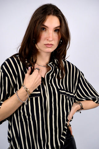 Schwarz und Beige gestreiftes 90s Hemd made in Italy aus reiner Seide – toller Bomberschnitt mit Gummizug am Saum – entspricht ca. einer heutigen M/L, ist unisex tragbar und eignet sich auch für oversized Looks – ein absolutes Highlight