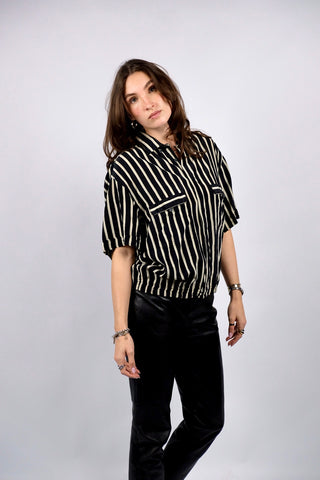 Schwarz und Beige gestreiftes 90s Hemd made in Italy aus reiner Seide – toller Bomberschnitt mit Gummizug am Saum – entspricht ca. einer heutigen M/L, ist unisex tragbar und eignet sich auch für oversized Looks – ein absolutes Highlight