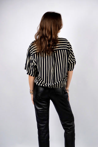 Schwarz und Beige gestreiftes 90s Hemd made in Italy aus reiner Seide – toller Bomberschnitt mit Gummizug am Saum – entspricht ca. einer heutigen M/L, ist unisex tragbar und eignet sich auch für oversized Looks – ein absolutes Highlight