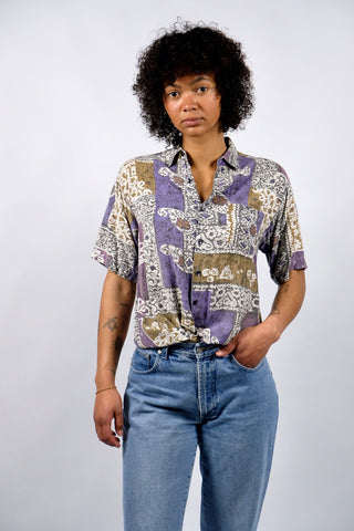 90s Hemd aus reiner Viskose mit Boho Crazy Pattern Print in Lilatönen, Grau, Braun und Weiß – unisex tragbar: Herren S, Damen S/M – ein absolutes Highlight