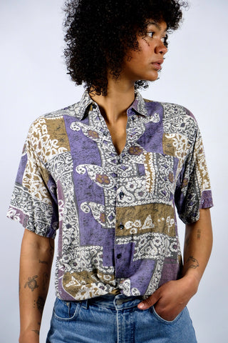 90s Hemd aus reiner Viskose mit Boho Crazy Pattern Print in Lilatönen, Grau, Braun und Weiß – unisex tragbar: Herren S, Damen S/M – ein absolutes Highlight