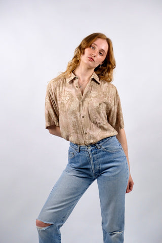 90s Hemd made in Italy aus reiner Viskose mit tollem Boho Crazy Pattern Print in Altrosa, Beige und Goldbraun – unisex tragbar: Herren ca. heutige S, Damen M, eignet sich aber auch für oversized Looks an kleineren Größen – ein absolutes Highlight