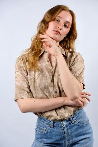 90s Hemd made in Italy aus reiner Viskose mit tollem Boho Crazy Pattern Print in Altrosa, Beige und Goldbraun – unisex tragbar: Herren ca. heutige S, Damen M, eignet sich aber auch für oversized Looks an kleineren Größen – ein absolutes Highlight