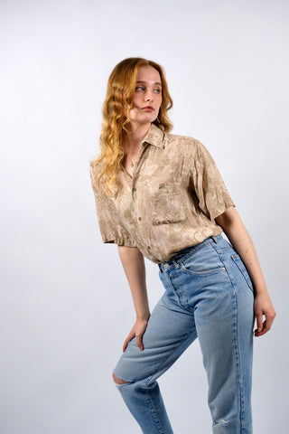 90s Hemd made in Italy aus reiner Viskose mit tollem Boho Crazy Pattern Print in Altrosa, Beige und Goldbraun – unisex tragbar: Herren ca. heutige S, Damen M, eignet sich aber auch für oversized Looks an kleineren Größen – ein absolutes Highlight