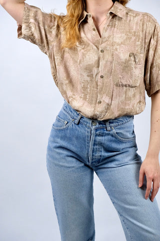 90s Hemd made in Italy aus reiner Viskose mit tollem Boho Crazy Pattern Print in Altrosa, Beige und Goldbraun – unisex tragbar: Herren ca. heutige S, Damen M, eignet sich aber auch für oversized Looks an kleineren Größen – ein absolutes Highlight