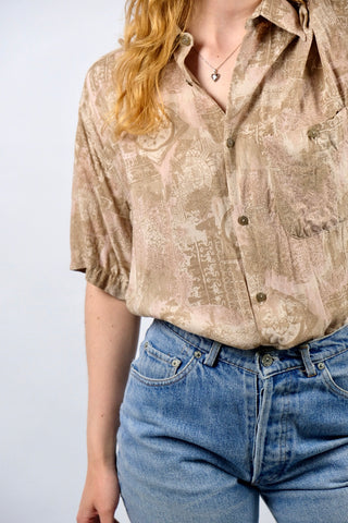 90s Hemd made in Italy aus reiner Viskose mit tollem Boho Crazy Pattern Print in Altrosa, Beige und Goldbraun – unisex tragbar: Herren ca. heutige S, Damen M, eignet sich aber auch für oversized Looks an kleineren Größen – ein absolutes Highlight