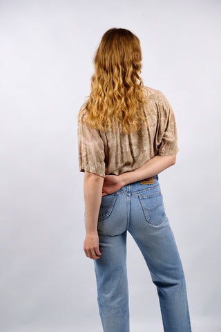 90s Hemd made in Italy aus reiner Viskose mit tollem Boho Crazy Pattern Print in Altrosa, Beige und Goldbraun – unisex tragbar: Herren ca. heutige S, Damen M, eignet sich aber auch für oversized Looks an kleineren Größen – ein absolutes Highlight