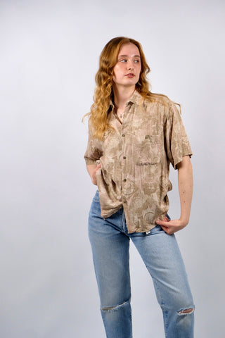 90s Hemd made in Italy aus reiner Viskose mit tollem Boho Crazy Pattern Print in Altrosa, Beige und Goldbraun – unisex tragbar: Herren ca. heutige S, Damen M, eignet sich aber auch für oversized Looks an kleineren Größen – ein absolutes Highlight