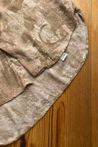 90s Hemd made in Italy aus reiner Viskose mit tollem Boho Crazy Pattern Print in Altrosa, Beige und Goldbraun – unisex tragbar: Herren ca. heutige S, Damen M, eignet sich aber auch für oversized Looks an kleineren Größen – ein absolutes Highlight