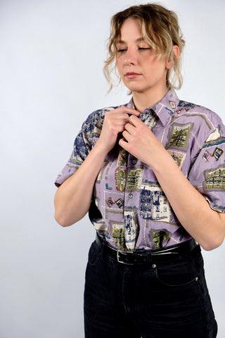 Fliederfarbenes 80s/90s Seidenhemd mit Crazy Pattern Print in Grau, Oliv, Creme, Dunkelblau, Dunkelrot, Graublau, Petrol und Olivbraun – unisex tragbar: Herren M, Damen L und ideal für größere Körpergrößen – ein absolutes Highlight