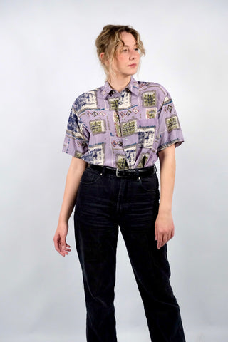 Fliederfarbenes 80s/90s Seidenhemd mit Crazy Pattern Print in Grau, Oliv, Creme, Dunkelblau, Dunkelrot, Graublau, Petrol und Olivbraun – unisex tragbar: Herren M, Damen L und ideal für größere Körpergrößen – ein absolutes Highlight
