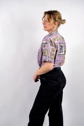 Fliederfarbenes 80s/90s Seidenhemd mit Crazy Pattern Print in Grau, Oliv, Creme, Dunkelblau, Dunkelrot, Graublau, Petrol und Olivbraun – unisex tragbar: Herren M, Damen L und ideal für größere Körpergrößen – ein absolutes Highlight