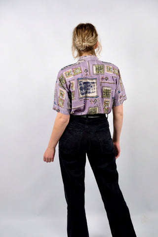 Fliederfarbenes 80s/90s Seidenhemd mit Crazy Pattern Print in Grau, Oliv, Creme, Dunkelblau, Dunkelrot, Graublau, Petrol und Olivbraun – unisex tragbar: Herren M, Damen L und ideal für größere Körpergrößen – ein absolutes Highlight