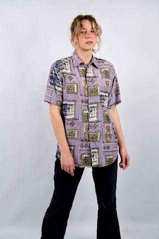 Fliederfarbenes 80s/90s Seidenhemd mit Crazy Pattern Print in Grau, Oliv, Creme, Dunkelblau, Dunkelrot, Graublau, Petrol und Olivbraun – unisex tragbar: Herren M, Damen L und ideal für größere Körpergrößen – ein absolutes Highlight