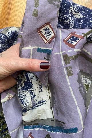Fliederfarbenes 80s/90s Seidenhemd mit Crazy Pattern Print in Grau, Oliv, Creme, Dunkelblau, Dunkelrot, Graublau, Petrol und Olivbraun – unisex tragbar: Herren M, Damen L und ideal für größere Körpergrößen – ein absolutes Highlight