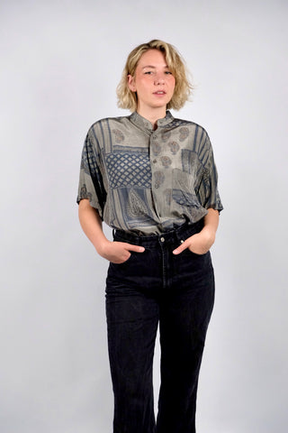 Leichtes 90s Hemd made in Italy mit kleinem Stehkragen und tollem Boho Crazy Pattern Print in Blau-/Grautönen und Rotbraun, unisex tragbar (Herren M bis L, Damen L) – ein absolutes Highlight