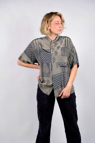 Leichtes 90s Hemd made in Italy mit kleinem Stehkragen und tollem Boho Crazy Pattern Print in Blau-/Grautönen und Rotbraun, unisex tragbar (Herren M bis L, Damen L) – ein absolutes Highlight