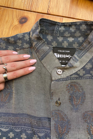 Leichtes 90s Hemd made in Italy mit kleinem Stehkragen und tollem Boho Crazy Pattern Print in Blau-/Grautönen und Rotbraun, unisex tragbar (Herren M bis L, Damen L) – ein absolutes Highlight