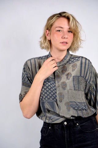 Leichtes 90s Hemd made in Italy mit kleinem Stehkragen und tollem Boho Crazy Pattern Print in Blau-/Grautönen und Rotbraun, unisex tragbar (Herren M bis L, Damen L) – ein absolutes Highlight