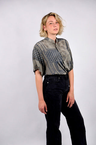 Leichtes 90s Hemd made in Italy mit kleinem Stehkragen und tollem Boho Crazy Pattern Print in Blau-/Grautönen und Rotbraun, unisex tragbar (Herren M bis L, Damen L) – ein absolutes Highlight
