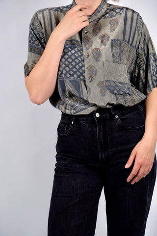 Leichtes 90s Hemd made in Italy mit kleinem Stehkragen und tollem Boho Crazy Pattern Print in Blau-/Grautönen und Rotbraun, unisex tragbar (Herren M bis L, Damen L) – ein absolutes Highlight