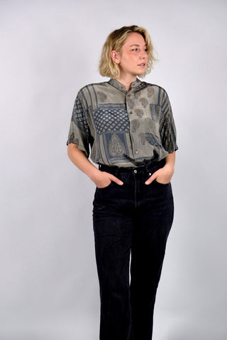 Leichtes 90s Hemd made in Italy mit kleinem Stehkragen und tollem Boho Crazy Pattern Print in Blau-/Grautönen und Rotbraun, unisex tragbar (Herren M bis L, Damen L) – ein absolutes Highlight