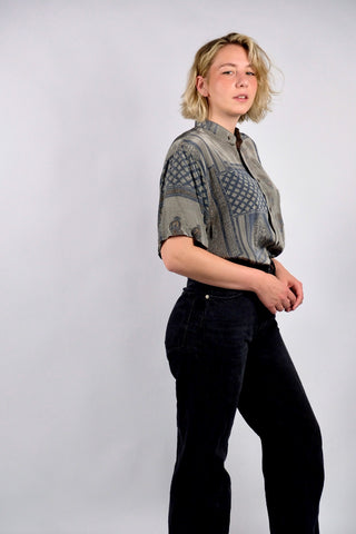 Leichtes 90s Hemd made in Italy mit kleinem Stehkragen und tollem Boho Crazy Pattern Print in Blau-/Grautönen und Rotbraun, unisex tragbar (Herren M bis L, Damen L) – ein absolutes Highlight