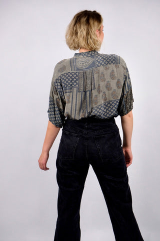 Leichtes 90s Hemd made in Italy mit kleinem Stehkragen und tollem Boho Crazy Pattern Print in Blau-/Grautönen und Rotbraun, unisex tragbar (Herren M bis L, Damen L) – ein absolutes Highlight