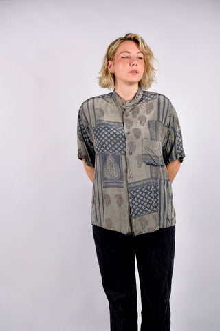 Leichtes 90s Hemd made in Italy mit kleinem Stehkragen und tollem Boho Crazy Pattern Print in Blau-/Grautönen und Rotbraun, unisex tragbar (Herren M bis L, Damen L) – ein absolutes Highlight